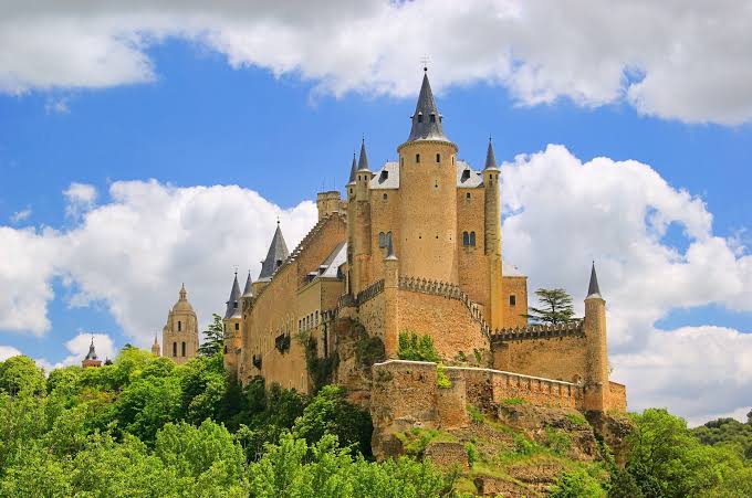 ปราสาทที่งดงามราวเทพนิยายจากทั่วโลก Alcazar of Segovia