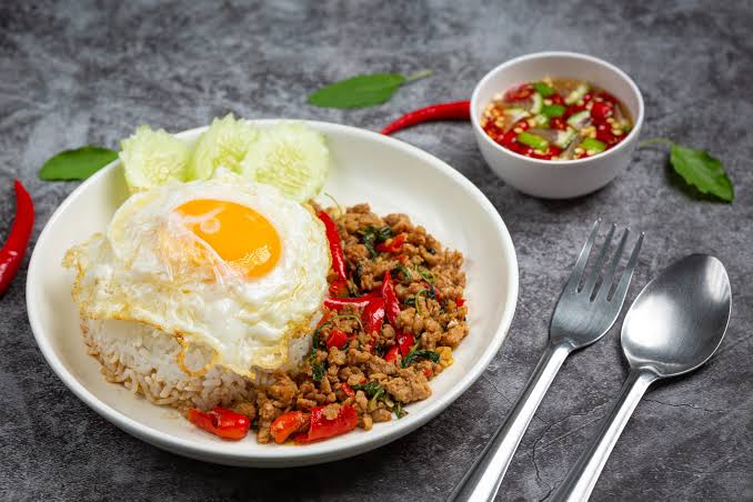 เปิด Top 5 อาหารไทยสุดฮิต เสิร์ฟบนเครื่องบินทีไรหมดเกลี้ยงตลอด! กะเพรา