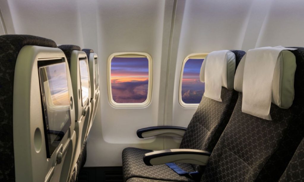 ทำไมต้องปรับพนักพิงบนเครื่องบินให้ตั้งตรงระหว่างการขึ้นลง?