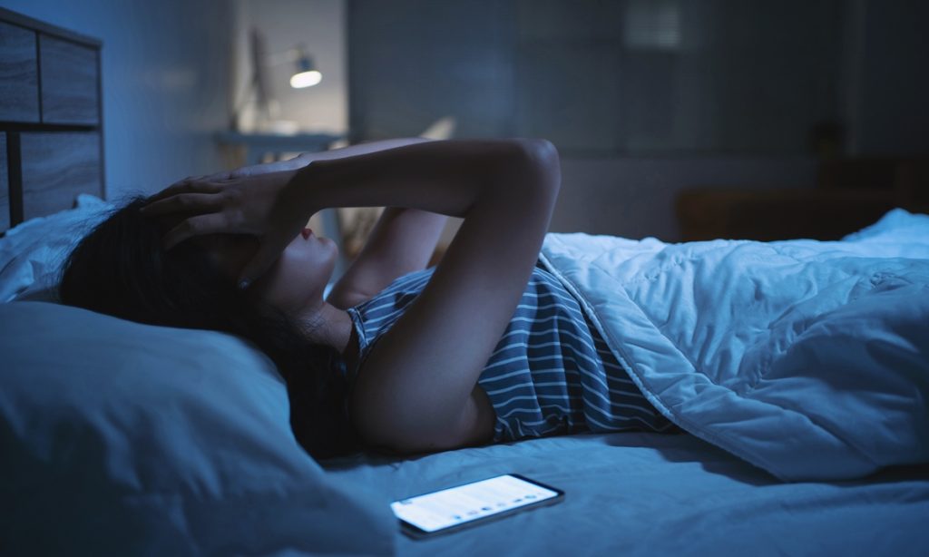 ไปเที่ยวแต่นอนไม่หลับ ลองวิธีนอนแบบทหารหลับปุ๋ยใน 2 นาที!