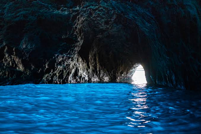 เที่ยวอิตาลี Blue Grotto ถ้ำสีน้ำเงินแห่งคาปรี!