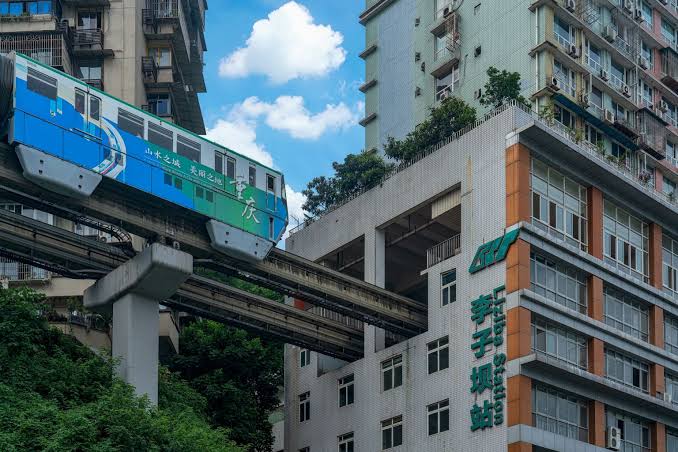 แลนด์มาร์คใจกลางเมืองฉงชิ่ง รถไฟทะลุตึก ที่ต้องมาเช็คอิน!