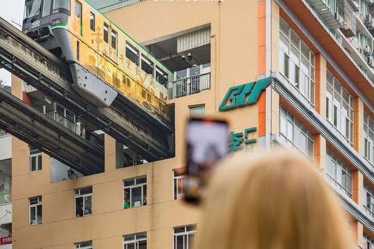 แลนด์มาร์คใจกลางเมืองฉงชิ่ง รถไฟทะลุตึก ที่ต้องมาเช็คอิน!