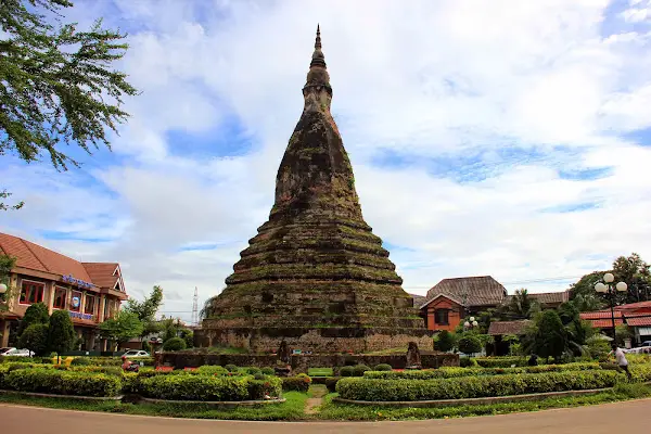 ธาตุดำ (That Dam Stupa , ທາດດຳ) เที่ยวเวียงจันทน์ เที่ยวลาว ทัวร์เวียงจันทน์ ทัวร์ลาว