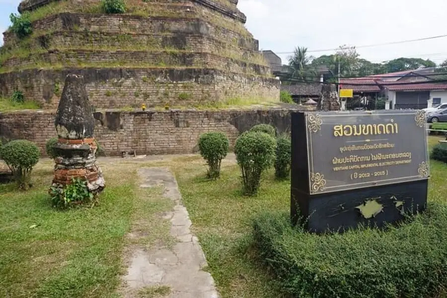 ธาตุดำ (That Dam Stupa , ທາດດຳ) เที่ยวเวียงจันทน์ เที่ยวลาว ทัวร์เวียงจันทน์ ทัวร์ลาว
